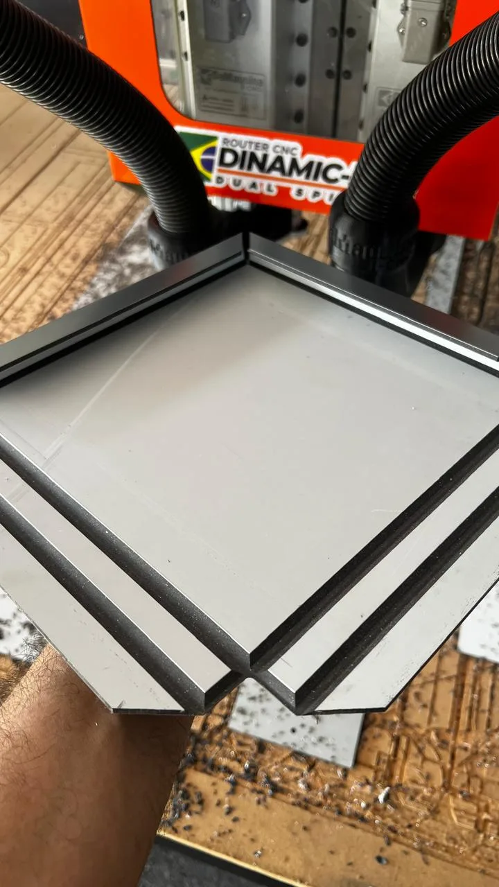 Bandeja usinada na Router CNC Dinamic-5018 Dual Spindle