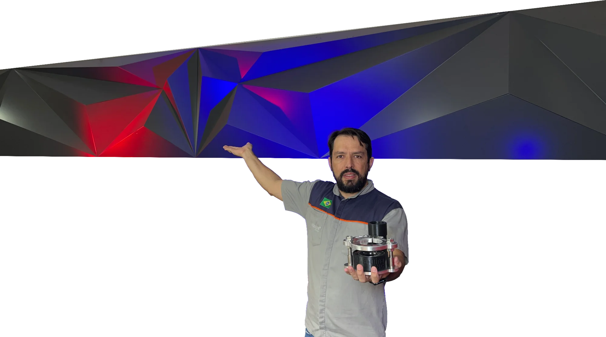 Fernando Gonçalves apresentando o Cabeçote Flutuante Original diante de um painel 3D usinado em ACM
