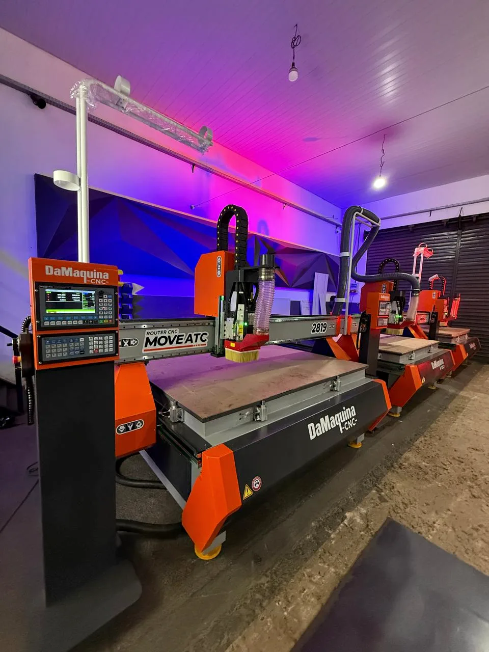 Routers CNC DaMaquina em linha no showroom